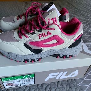 NWT size 7.5 Fila sneakers in pink/gray
